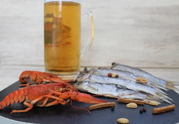 Fundo Branco Uma Placa Preta Onde Trocar Copo Cerveja Gelada — Fotografia de Stock