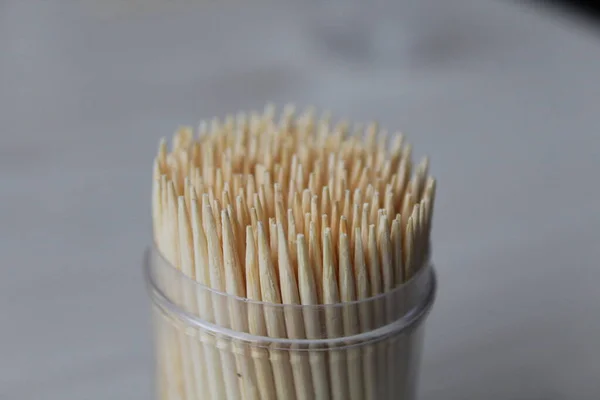 Kürdanların hepsi ağız hijyeniyle ilgilidir. Kürdan kavanozdan düşer. 