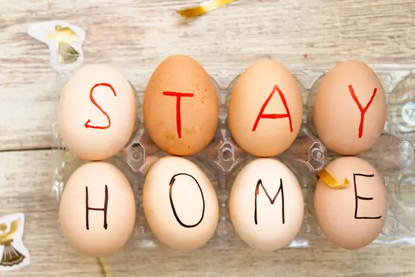 Tavuk yumurtaları tepside duruyor. Kutsal Paskalya bayramına hazırlanıyorum.