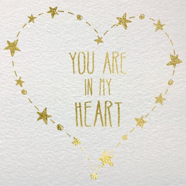 El altın folyo kalp ile çizilmiş kartı. 