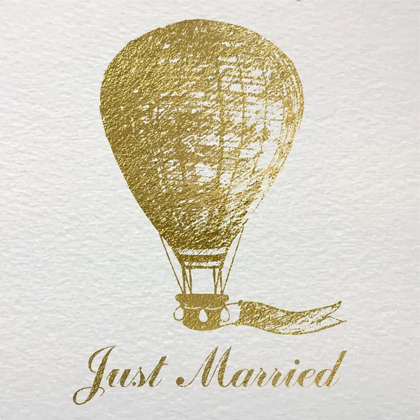 Hand getrokken kaart met goud folie luchtballon voor pasgetrouwden en bruiloften. Just married"belettering. — Stockvector