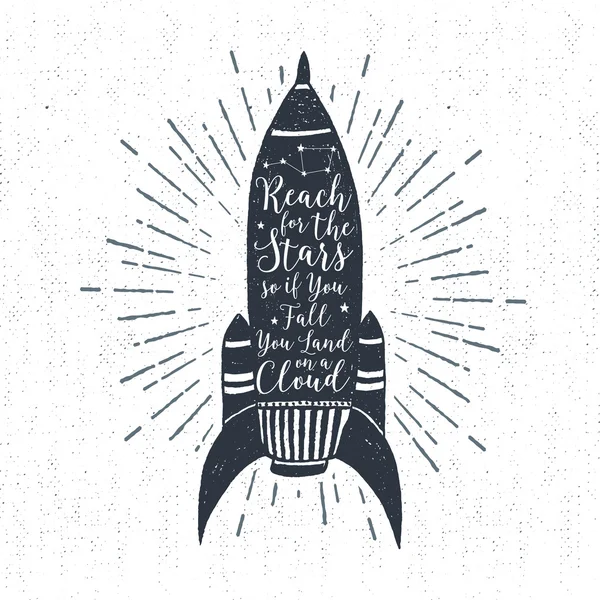 Etiqueta vintage texturizada dibujada a mano con ilustración de vectores de cohetes y letra "Alcanza las estrellas, así que si caes, aterrizas en una nube" . — Vector de stock