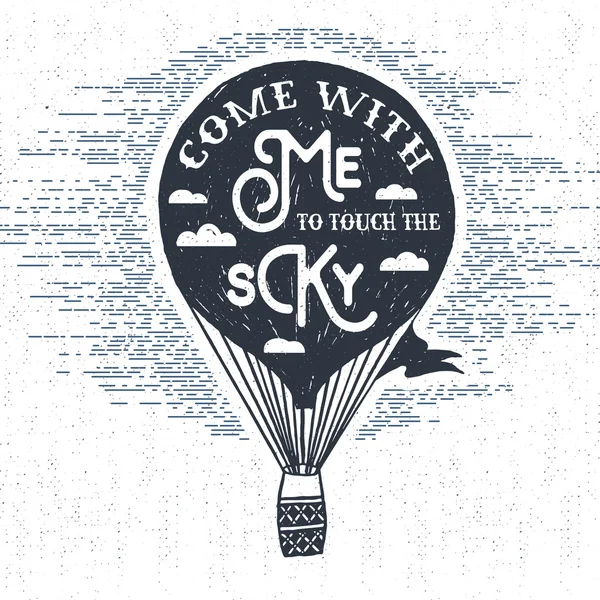 Handritad texturerat vintage etikett, retro emblem med varm luft ballong vektor illustration och "Kom med mig att röra vid himlen" inspirerande bokstäver — Stock vektor