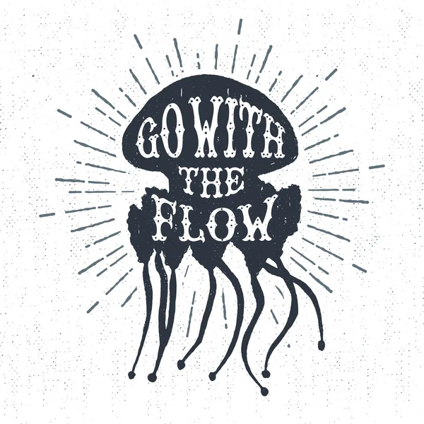 Etiqueta vintage texturizada dibujada a mano, insignia retro con ilustración vectorial de medusas y letras inspiradoras "Go with the flow" — Vector de stock