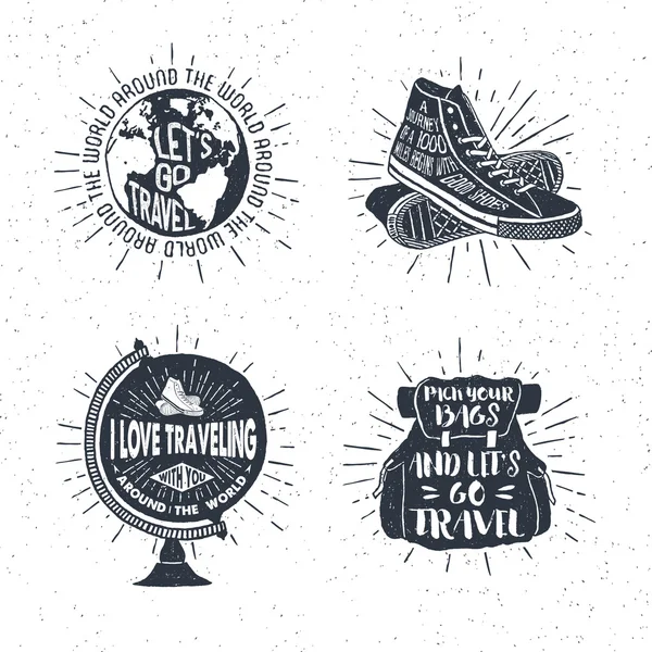 Etiquetas de viaje dibujadas a mano con globo, zapatillas de deporte, mochila — Archivo Imágenes Vectoriales