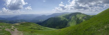 Karpat dağlarında yaz manzarası. Ukrayna 'nın en yüksek zirvesi olan Hoverla Dağı' nın manzarası. geniş panorama, turizm, tatil, tatil.