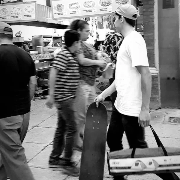 Domando Ciudad Con Patineta — Fotografia de Stock