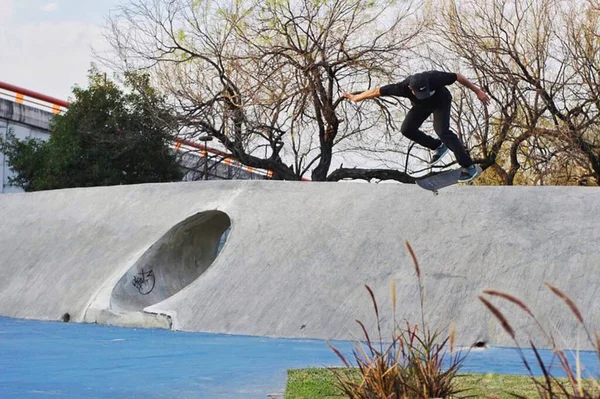 Domando Ciudad Con Patineta — Fotografia de Stock