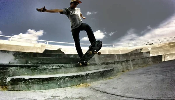 Domando Ciudad Con Patineta — Stok fotoğraf