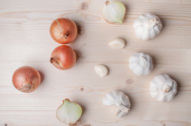 kesme tahtası üzerinde taze sebze