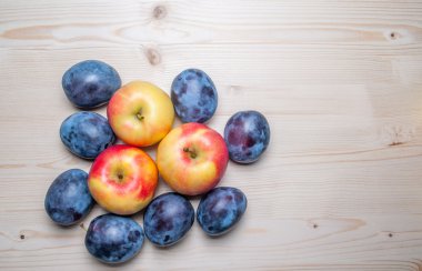 Taze ahşap masa üzerinde çeşitli meyve