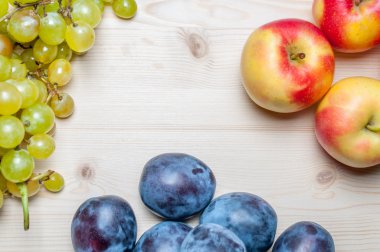 Taze ahşap masa üzerinde çeşitli meyve