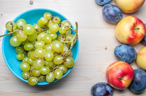 Fruits frais divers sur table en bois — Photo