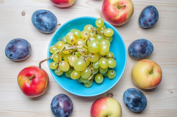 Fruits frais divers sur table en bois — Photo