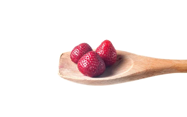 Cuillère en bois et fraises isolées sur blanc — Photo