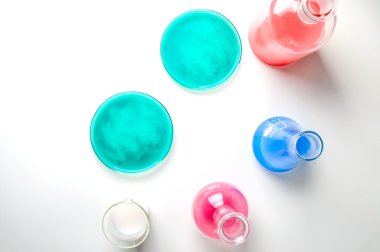 farklı renklerde sıvılar ile Laboratuar kapkacakları