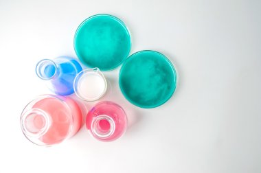 farklı renklerde sıvılar ile Laboratuar kapkacakları