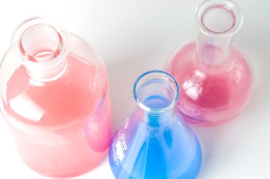 farklı renklerde sıvılar ile Laboratuar kapkacakları