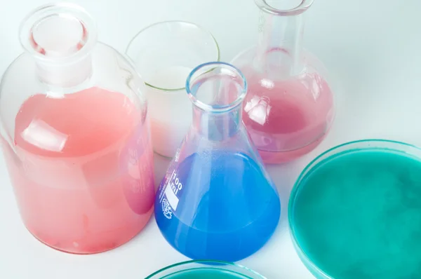 Naczynia laboratoryjne z cieczy w różnych kolorach — Zdjęcie stockowe
