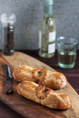 Geleneksel Lüksemburg turtası, tahta tahtada et ve bir bardak şarap, biber, bir şişe şarap.