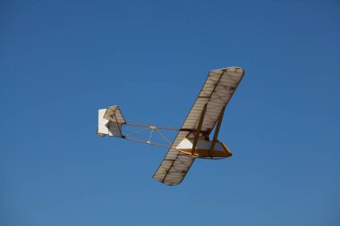Gökyüzünde pilotu olan motorsuz uçak planörü.