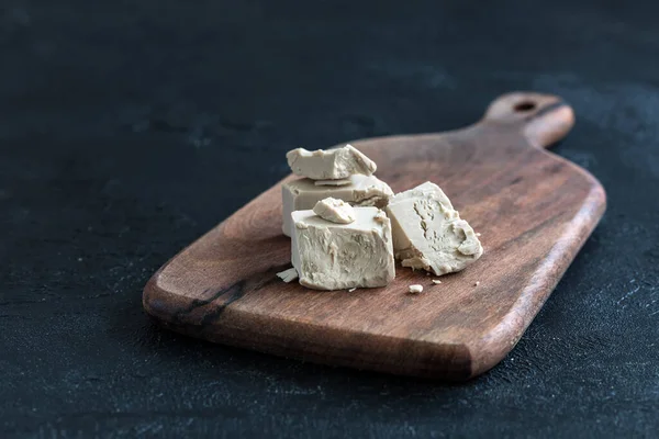 Levadura viva en una tabla de madera — Foto de Stock