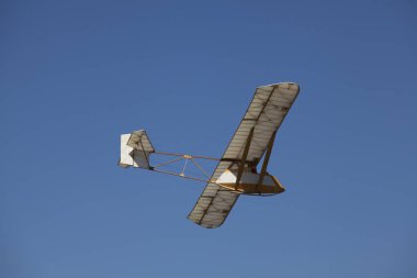 Gökyüzünde pilotu olan motorsuz uçak planörü.
