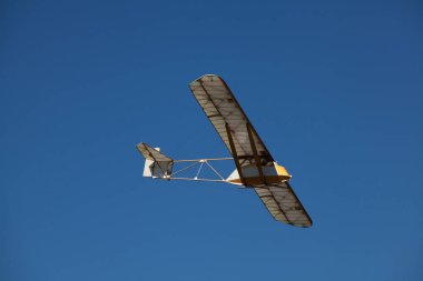 Gökyüzünde pilotu olan motorsuz uçak planörü.
