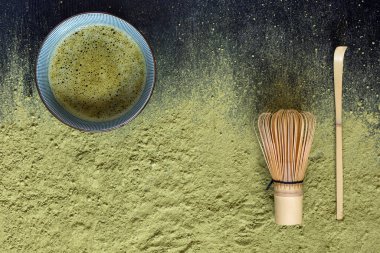 Kasede çay ve dağınık kuru kibrit tozu siyah arka planda.