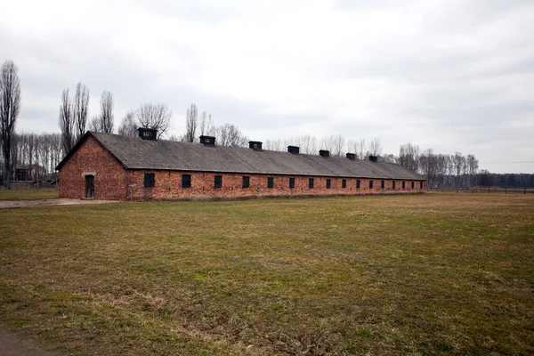 Tegelbaracker i koncentrationslägret Auschwitz-Birkenau i Polen — Stockfoto