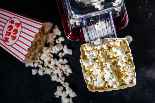 Dělat doma popcorn, plný kýbl hotového popcornu na tmavém pozadí — Stock fotografie