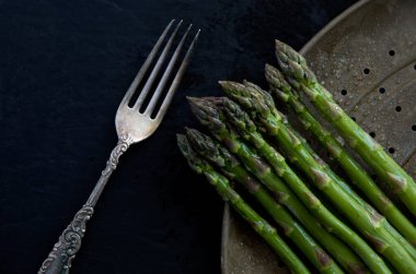 Karanlık Arkaplanda Islak Kuşkonmazlı Antika Utensiller
