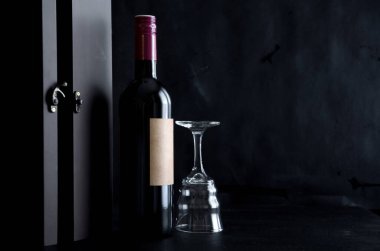 Ahşap Kutulu Eski Kırmızı Şarap Şişesi ve Karanlık Arkaplanda Cam