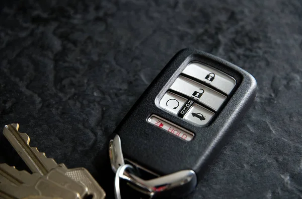 Moderner Elektronischer Schlüssel Für Das Auto Auf Dunklem Hintergrund — Stockfoto
