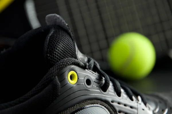 Черная Теннисная Обувь Теннисным Мячом Ракеткой Заднем Плане — стоковое фото