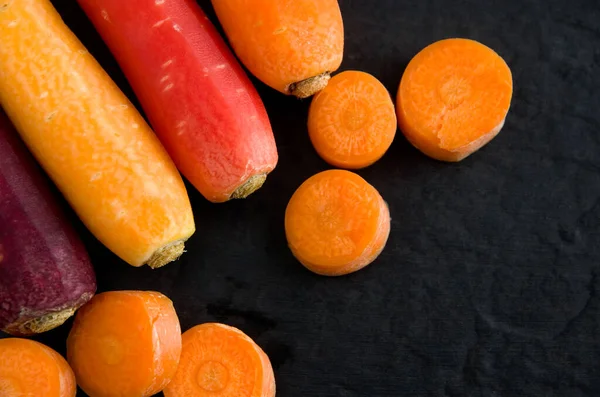 Frescas Zanahorias Colores Deliciosos Sobre Fondo Oscuro Horizontal —  Fotos de Stock