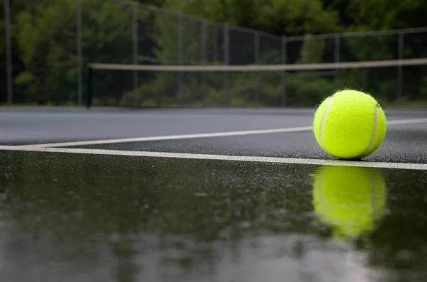 Флюорографический Желтый Теннисный Мяч Белой Линии Мокром Теннисном Корте — стоковое фото