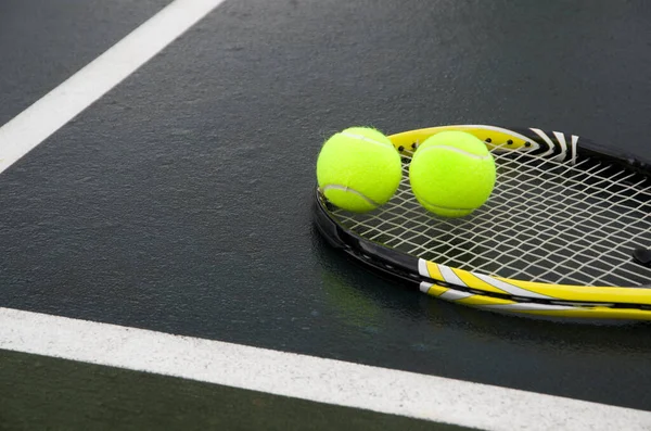 Желтая Теннисная Ракетка Мячом Корте — стоковое фото