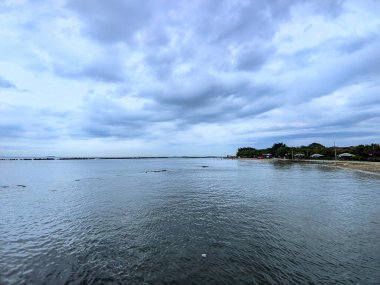 Deniz kıyısının güzel manzarası
