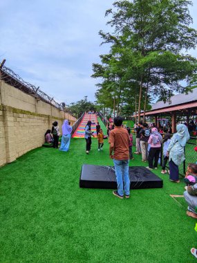 Parkta oynayan insanlar