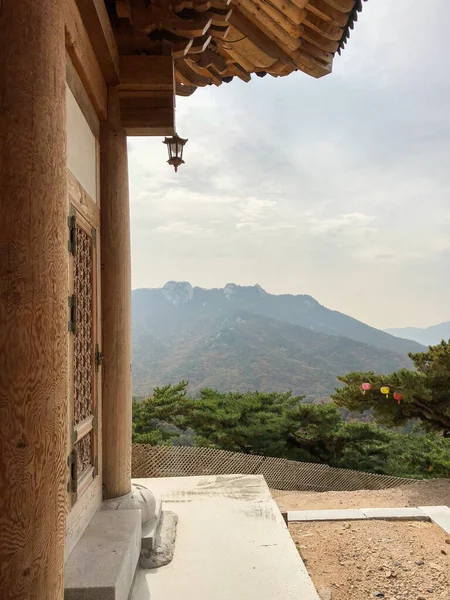 北漢山の仏教寺院からの景観国立公園 — ストック写真