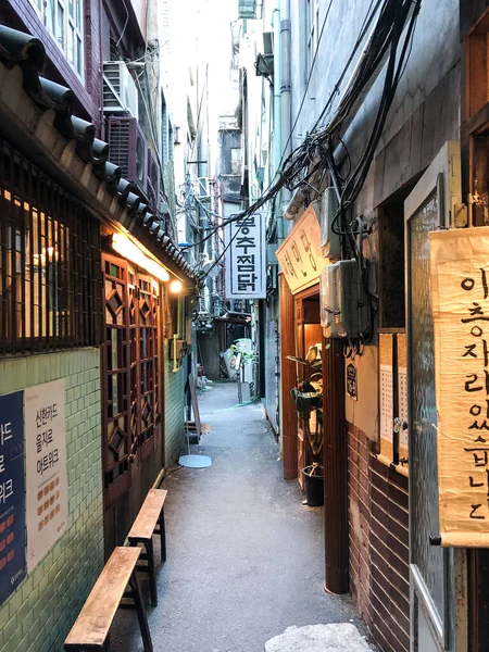 在韩国南部 Euljiro的历史街区 有小商店的隐蔽小巷 — 图库照片