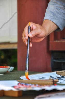 Budist keşiş haeinsa tapınağı gayasan milli parkı yakınlarında Güney Kore 'nin Gyeongsang eyaleti yakınlarında Çinli hayranlar tasarlayarak kaligrafi sanatını icra ediyor.