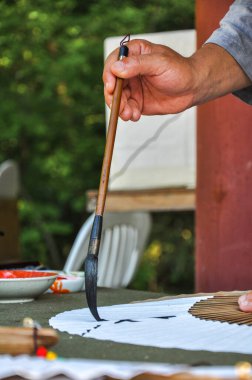 Budist keşiş haeinsa tapınağı gayasan milli parkı yakınlarında Güney Kore 'nin Gyeongsang eyaleti yakınlarında Çinli hayranlar tasarlayarak kaligrafi sanatını icra ediyor.