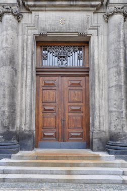 Dresden 'in Frauenkirche kilisesine çift kapı - neoklasik detay taşıyan kadının Katolik kilisesi.