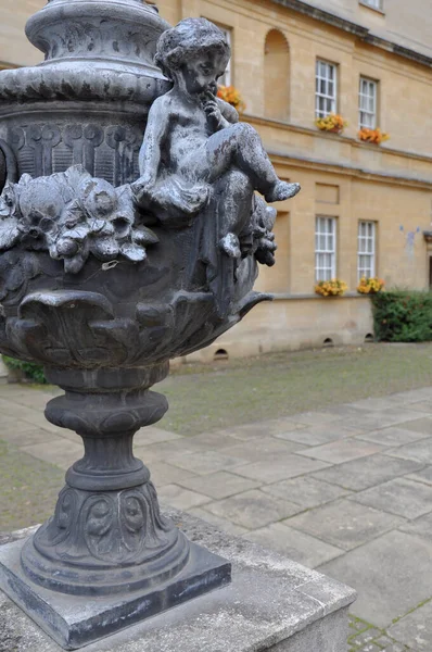 Крупный План Декоративной Скульптуры Сада Тринити Колледж Квад Оксфорд Великобритания — стоковое фото
