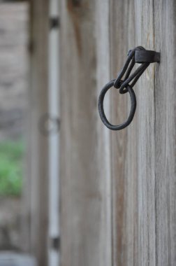 Eski ahşap kapıların kırsal saplarına yakın çekim. Çatlak ahşap madde yapısı. Seçici odaklanma. Byeongsan Seowon, Andong, Güney Kore.