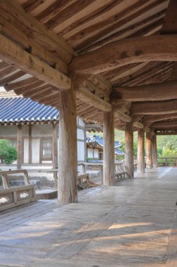 Joseon Hanedanlığı döneminden Kore Konfüçyüs Akademisi. Çadırın ahşap yapısı ve avlu manzarası. Byeongsan Seowon, Andong, Güney Kore.