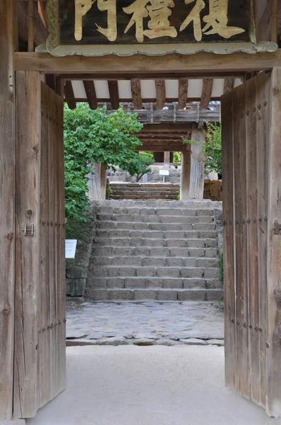 Academia Confúcio Coreana Era Dinastia Joseon Vista Pátio Através Portão — Fotografia de Stock