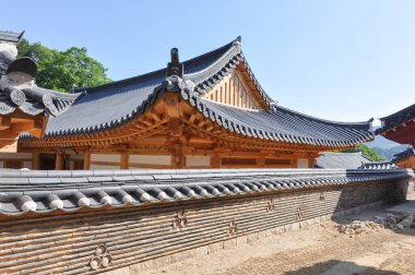 Şilla Hanedanlığı döneminden kalma Kore Budist tapınağı. Arkasında tapınak binaları olan geleneksel duvar. Haeinsa Tapınağı, Gaya Dağı, Gayasan Ulusal Parkı, Güney Kore.
